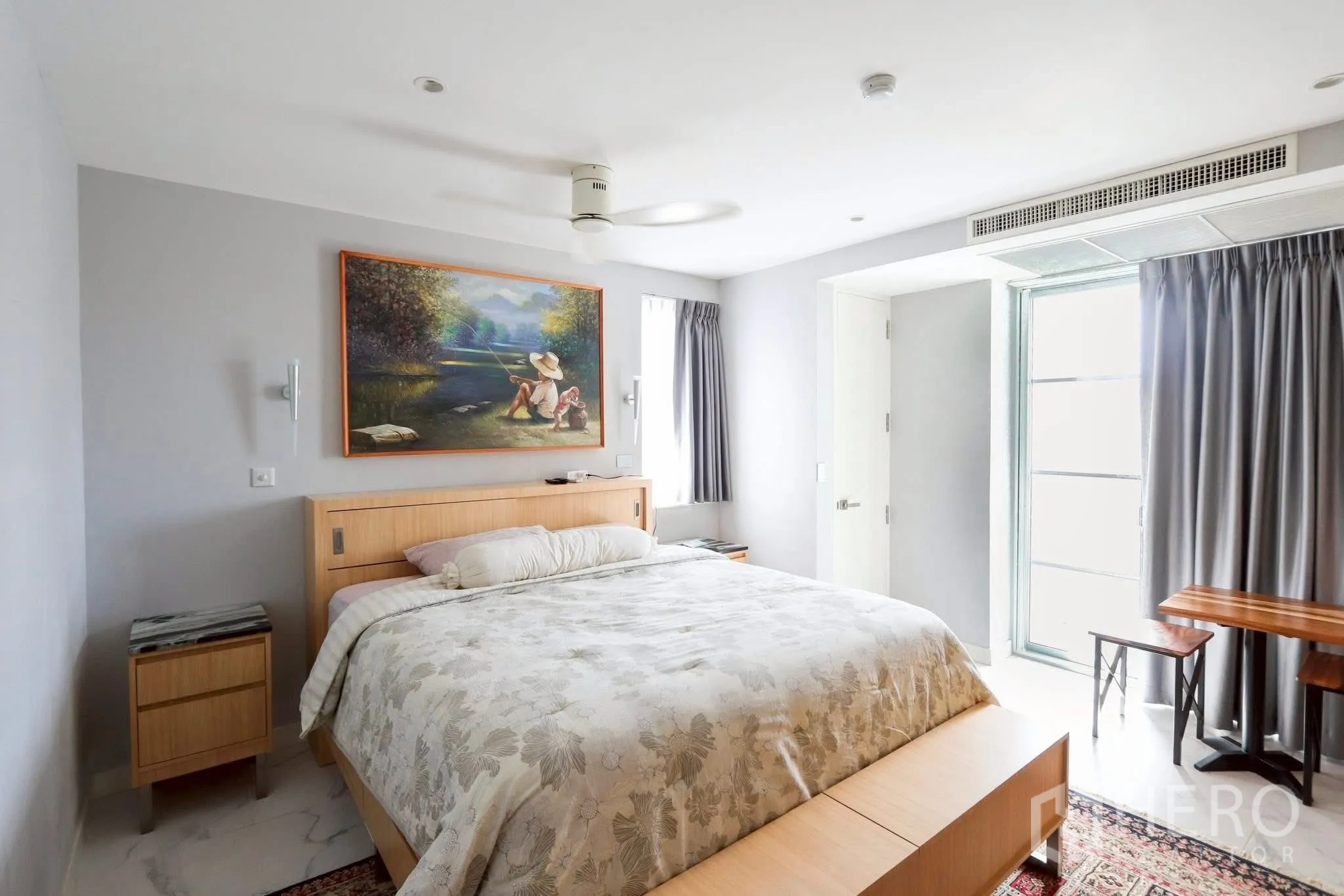 คอนโด ให้เช่าในPathum Wan, Bangkok - ห้องนอนกว้าง เตียงคิงไซส์ โต๊ะหัวเตียง และประตูบานเลื่อนไปยังระเบียง