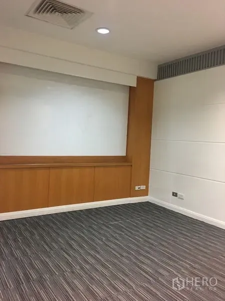 办公空间 出租在Chatuchak, Bangkok - 独立办公室，木质柜体、白板墙与条纹地毯。