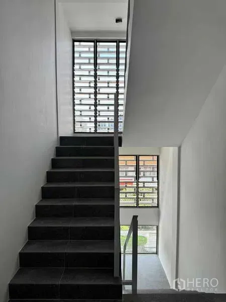 สำนักงานที่บ้าน ให้เช่าหรือขาย - โถงบันไดสมัยใหม่ ขั้นบันไดสีเข้มและหน้าต่างระแนงสูงเต็มผนังรับแสงธรรมชาติ