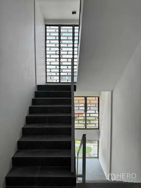 สำนักงานที่บ้าน ให้เช่าหรือขาย - โถงบันไดสมัยใหม่ ขั้นบันไดสีเข้มและหน้าต่างระแนงสูงเต็มผนังรับแสงธรรมชาติ