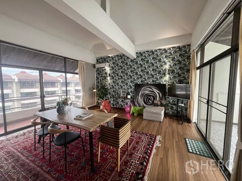 ทาวน์เฮาส์ ให้เช่าหรือขายในSuan Luang, Bangkok - ห้องอเนกประสงค์สว่างผนังวอลเปเปอร์ พื้นไม้ และวิวระเบียง