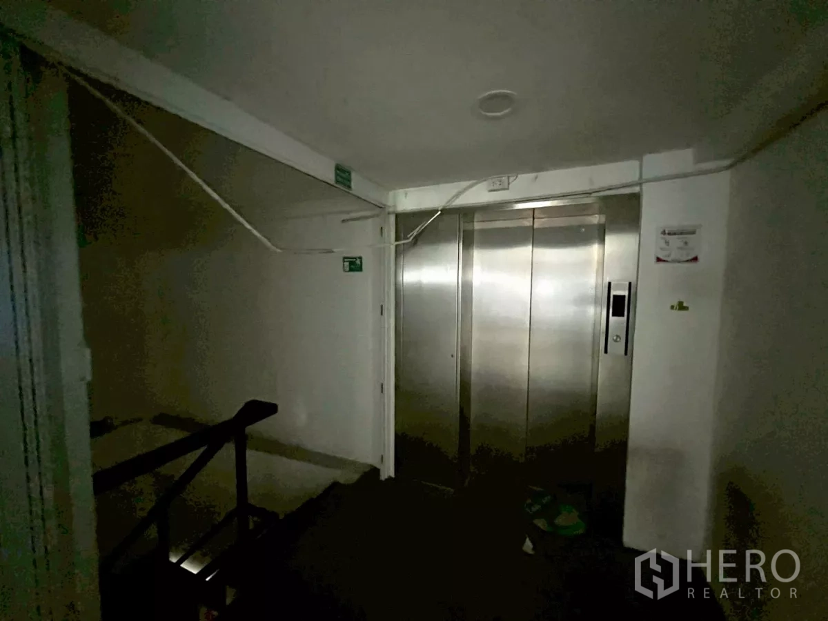 อาคารพาณิชย์ ให้เช่าในHuai Khwang, Bangkok - โถงภายในอาคารพร้อมลิฟต์โดยสารสแตนเลสข้างบันได.