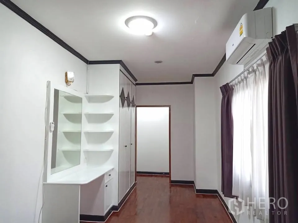 คอนโด for rent in Watthana, Bangkok - โถงทางเดินสว่างพร้อมโต๊ะเครื่องแป้ง ชั้นวางของ ตู้เสื้อผ้า และพื้นไม้