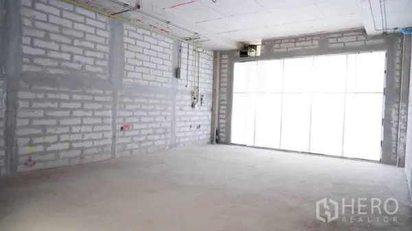 พื้นที่ขายปลีก ให้เช่าในKhlong Toei, Bangkok - พื้นที่ค้าปลีกสภาพเปล่าพร้อมกระจกหน้ากว้าง พื้นคอนกรีต และเพดานเดินท่อเปิด.