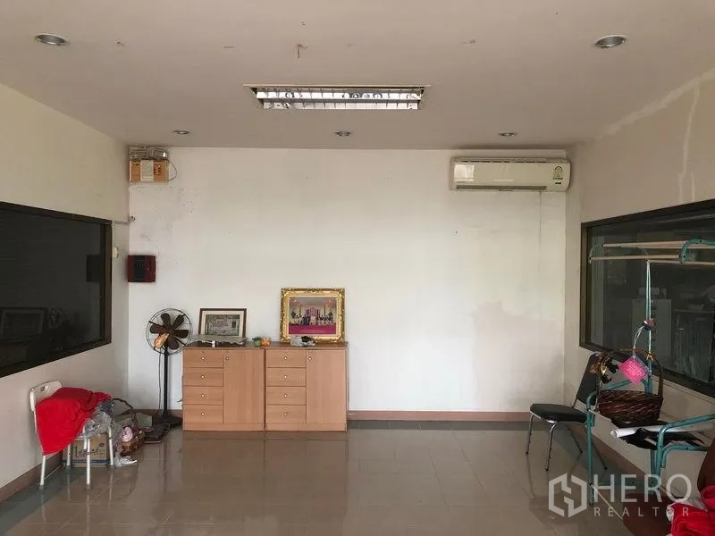 工厂 出售在Lam Luk Ka, Pathum Thani - 铺瓷砖并配壁挂空调的办公室