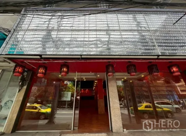 อาคารพาณิชย์ ให้เช่าในWatthana, Bangkok - หน้าร้านชอปเฮ้าส์ชั้นถนน ประตูกระจกกว้าง โคมแดง บนถนนคึกคัก