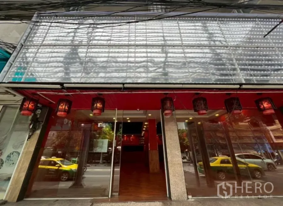 อาคารพาณิชย์ ให้เช่าในWatthana, Bangkok - หน้าร้านชอปเฮ้าส์ชั้นถนน ประตูกระจกกว้าง โคมแดง บนถนนคึกคัก