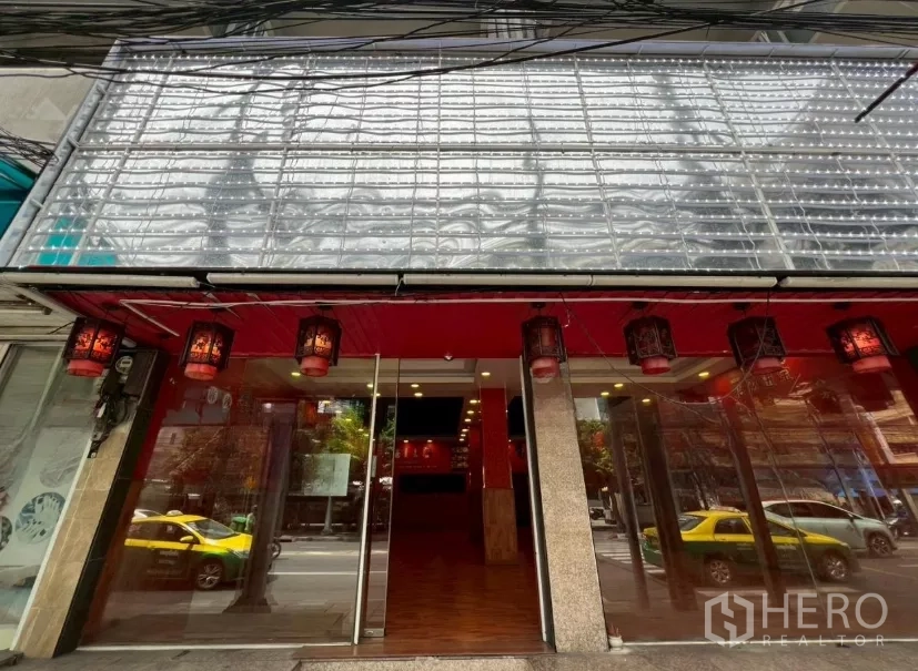อาคารพาณิชย์ ให้เช่าในWatthana, Bangkok - หน้าร้านชอปเฮ้าส์ชั้นถนน ประตูกระจกกว้าง โคมแดง บนถนนคึกคัก
