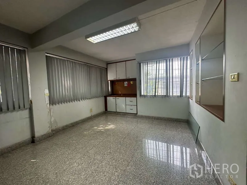 อาคารพาณิชย์ ให้เช่าในKhlong Toei, Bangkok - ห้องทำงานพร้อมม่านปรับแสงและตู้เก็บของบิลท์อิน