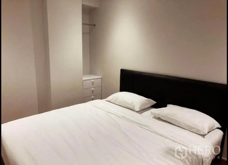 คอนโด ขายในWatthana, Bangkok - ห้องนอนมินิมอล เตียงคิงและตู้เก็บของบิวท์อิน