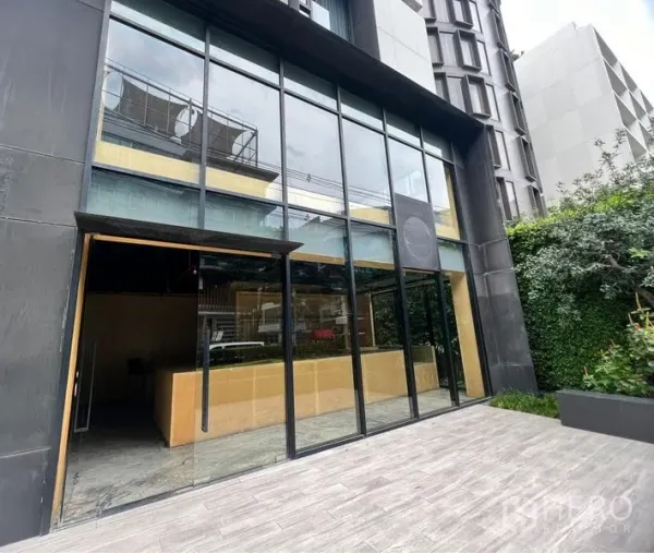 พื้นที่ขายปลีก ให้เช่าในWatthana, Bangkok - มุมมองกว้างของประตูทางเข้ากระจกสูงและอาคารสมัยใหม่ของพื้นที่ค้าปลีกในกรุงเทพฯ