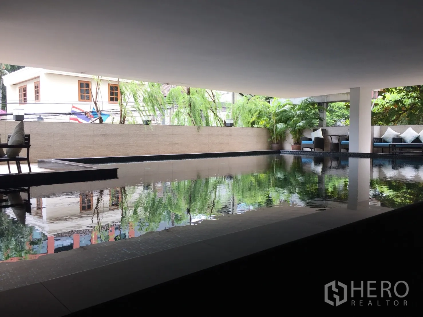 คอนโด ให้เช่าในWatthana, Bangkok - สระว่ายน้ำในอาคารพร้อมมุมนั่งเล่น รายล้อมด้วยต้นไม้เขียวชอุ่ม