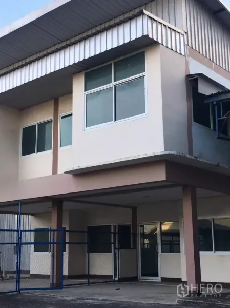 货栈 出租在Bueng Kum, Bangkok - 曼谷Bueng Kum区Nawamin片区的两层仓库外立面，带金属雨棚与大窗。