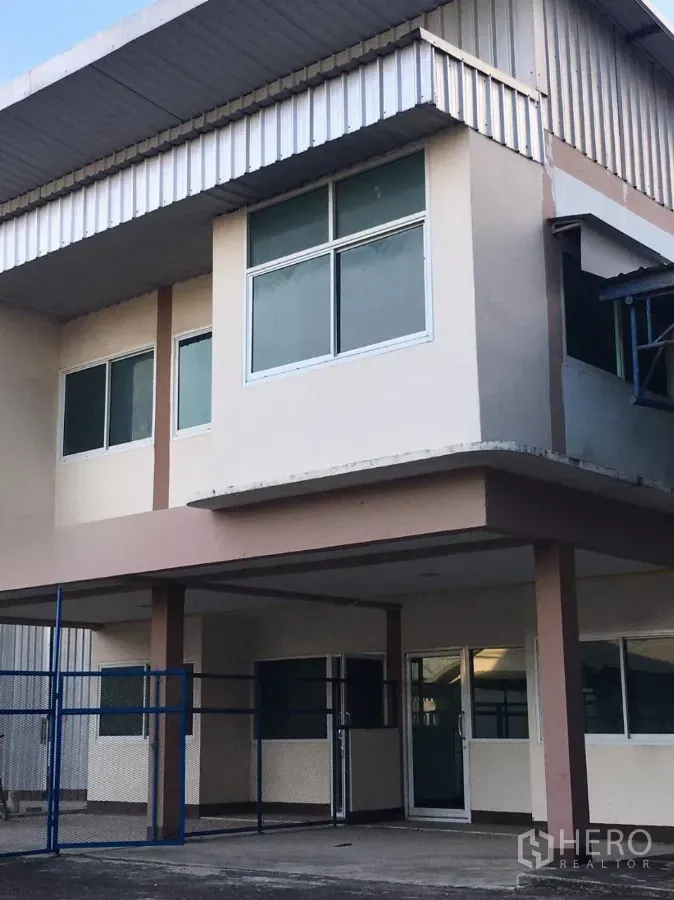 คลังสินค้า ให้เช่าในBueng Kum, Bangkok - ด้านหน้าโกดังสองชั้นพร้อมกันสาดโลหะและหน้าต่างบานใหญ่ ในย่านนวมินทร์ เขตบึงกุ่ม กรุงเทพฯ