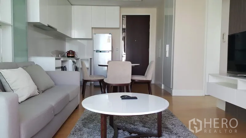 คอนโด ให้เช่าในChatuchak, Bangkok - พื้นที่นั่งเล่นและครัวแบบเปิดพร้อมชุดทานอาหาร ตู้บิลท์อิน และตู้เย็น