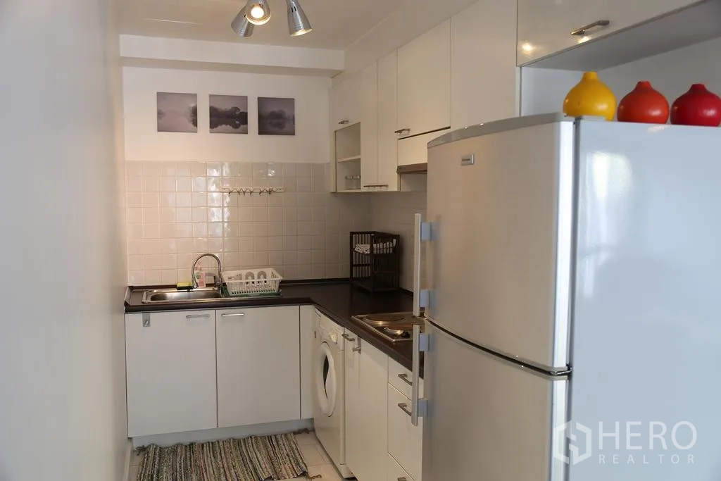 คอนโด ให้เช่าหรือขายในWatthana, Bangkok - ครัวโทนขาวกะทัดรัด พร้อมตู้เย็น เตา ซิงก์ และเครื่องซักผ้า