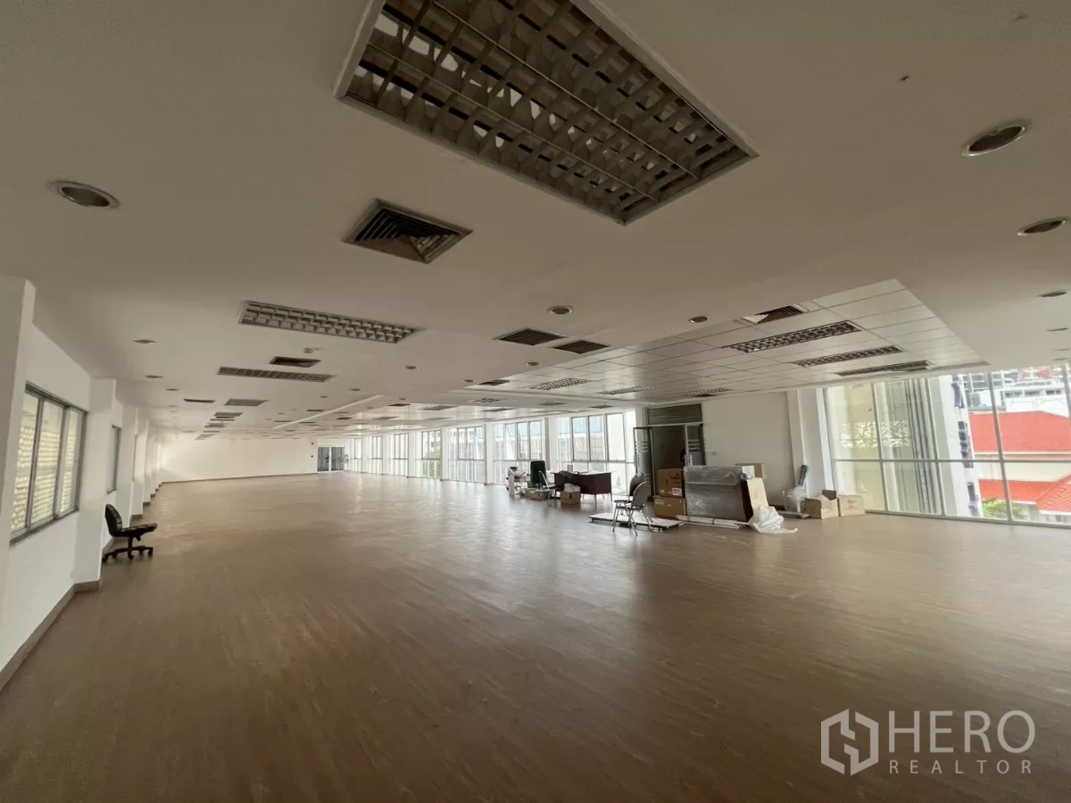 สำนักงาน ให้เช่าในWatthana, Bangkok - พื้นที่สำนักงานแบบเปิดกว้าง พื้นลายไม้ ฝ้าเพดานหลุม และกระจกบานใหญ่ในเขตวัฒนา