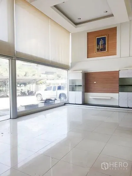 办公空间 出租在Suan Luang, Bangkok - 明亮大堂，落地窗、亮面瓷砖地面与卷帘。