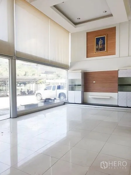 办公空间 出租在Suan Luang, Bangkok - 明亮大堂，落地窗、亮面瓷砖地面与卷帘。