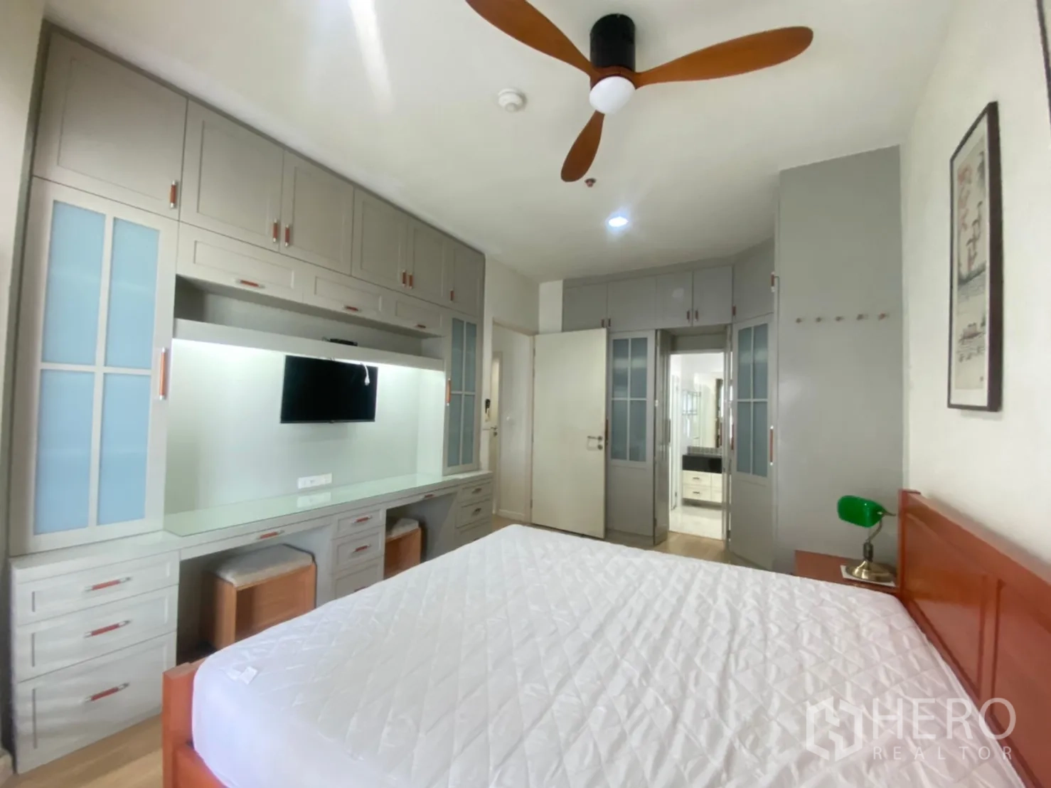 คอนโด ให้เช่าในBang Kapi, Bangkok - มุมห้องนอนพร้อมตู้บิลท์อินเต็มผนัง โต๊ะแต่งตัว และพัดลมเพดาน