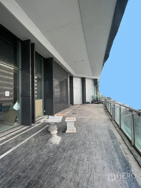 พื้นที่ขายปลีก ให้เช่าในSathon, Bangkok - ระเบียงภายนอกกว้างพร้อมราวกระจก หน้าอาคารโซนซีบีดี