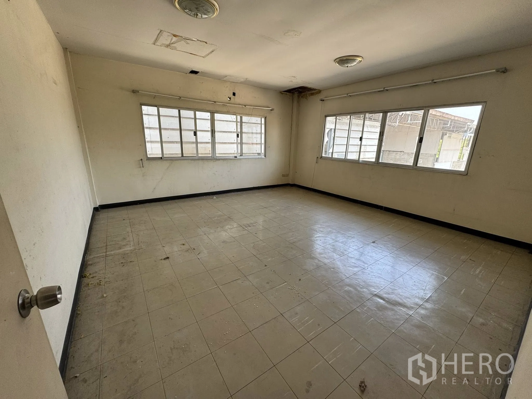 货栈 for rent in Mueang Samut Sakhon, Samut Sakhon - 采光角落办公室，双面窗，地砖有磨损。