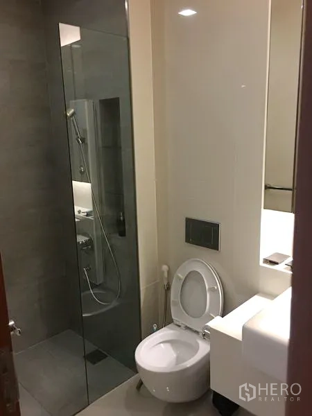 คอนโด ให้เช่าหรือขายในKhlong Toei, Bangkok - ห้องน้ำสมัยใหม่ พร้อมตู้ชาวเวอร์กระจก โถสุขภัณฑ์ และอ่างล้างหน้าแบบเรียบหรู