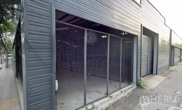 คลังสินค้า ให้เช่าในKhlong Toei, Bangkok - โกดังผนังเมทัลชีทริมถนน มีคอกตะแกรงและประตูม้วน ติดทางเท้ากว้าง