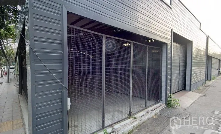 คลังสินค้า ให้เช่าในKhlong Toei, Bangkok - โกดังผนังเมทัลชีทริมถนน มีคอกตะแกรงและประตูม้วน ติดทางเท้ากว้าง