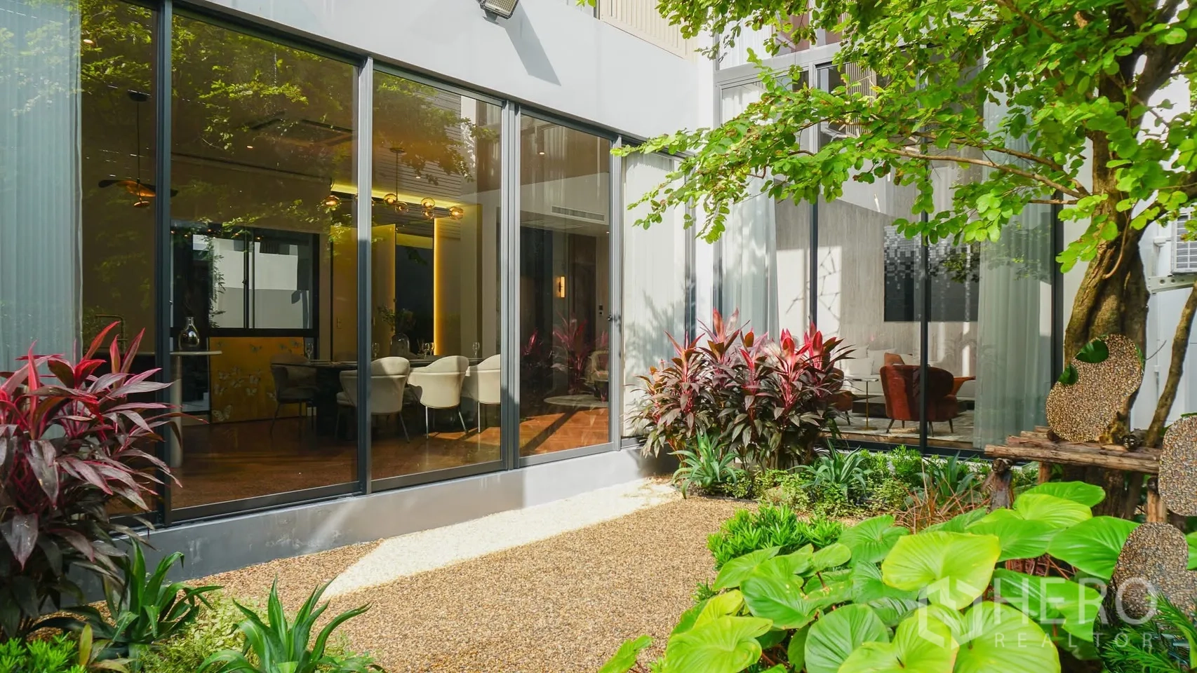 独立式住宅 出租或出售在Bang Kapi, Bangkok - 社区会所，镜面水景与趣味金属动物雕塑。