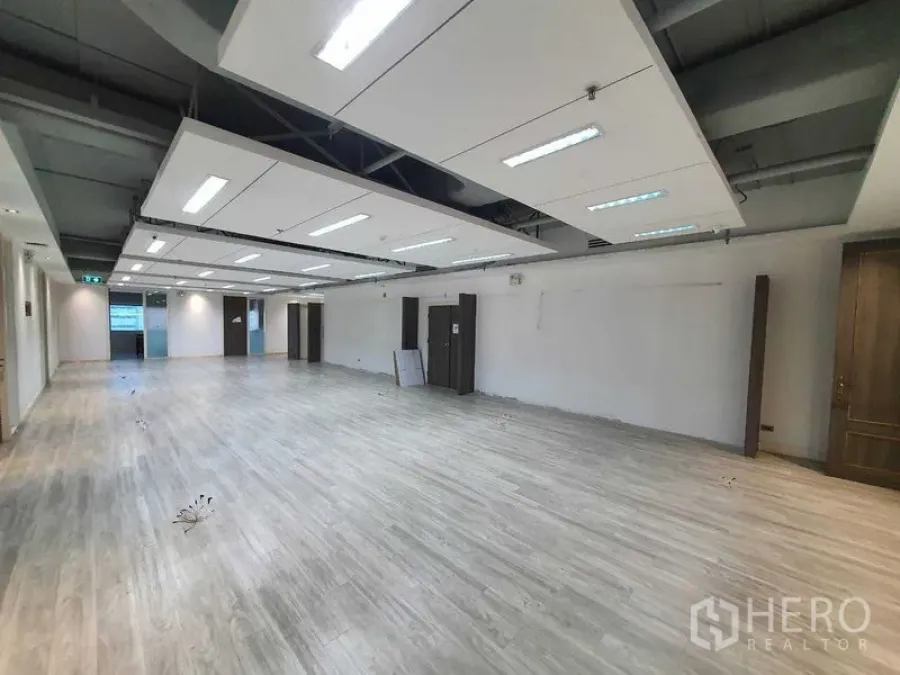 สำนักงาน ให้เช่าในWatthana, Bangkok - โถงทำงานโอเพ่นสเปซ เพดานแผงดูดซับเสียงและพื้นไวนิล