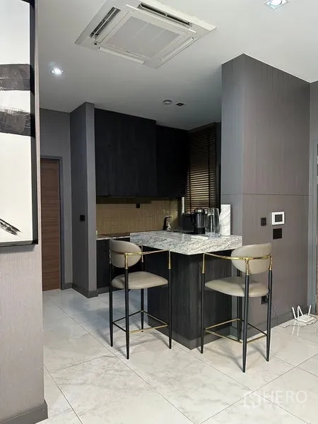 บ้าน ให้เช่าในPhra Khanong, Bangkok - มุมครัวบาร์ท็อปหินอ่อน พร้อมสตูลสองตัว