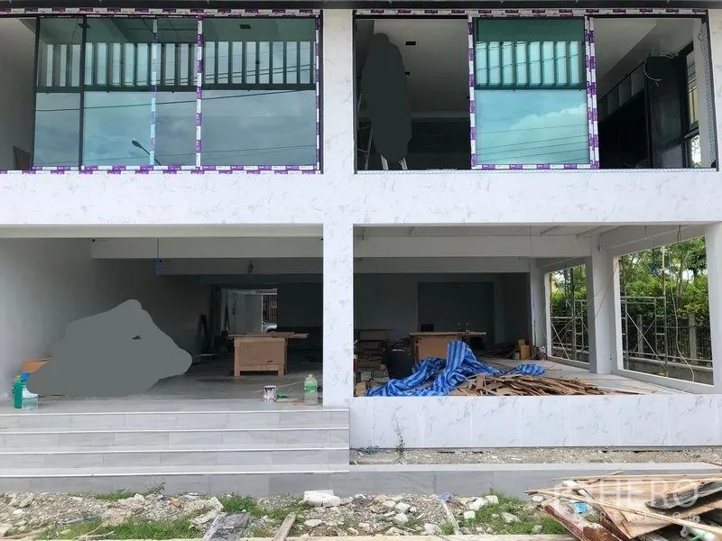 พื้นที่ขายปลีก ให้เช่าในLat Krabang, Bangkok - หน้าร้านกระจกติดถนน ช่องเปิดคู่ มองเห็นเด่นชัดเหมาะค้าปลีก