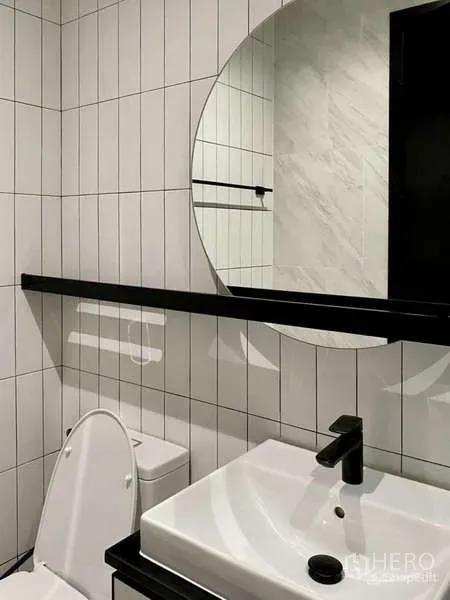 คอนโด ให้เช่า - ห้องน้ำสไตล์โมเดิร์น ผนังกระเบื้องสีขาว กระจกกลม ก๊อกสีดำ อ่างล้างหน้าและโถสุขภัณฑ์