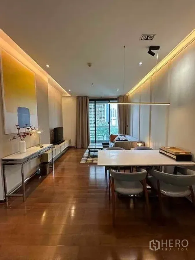 คอนโด ให้เช่าในKhlong Toei, Bangkok - พื้นที่รับประทานอาหารพร้อมโคมไฟแขวน เก้าอี้สี่ตัว และพื้นไม้