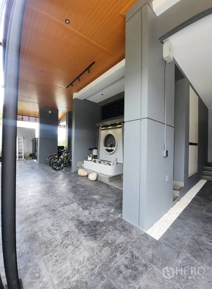 Detached House for rent in Bang Phli, Samut Prakan - Covered side porch with a decorative water feature and storage area.