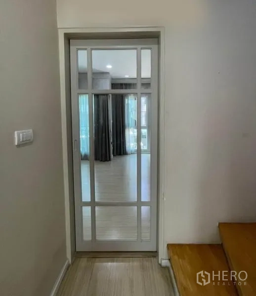 ทาวน์เฮาส์ ขายในSuan Luang, Bangkok - ประตูกระจกบานเลื่อนบริเวณชานบันได เชื่อมสู่ห้องชั้นบน