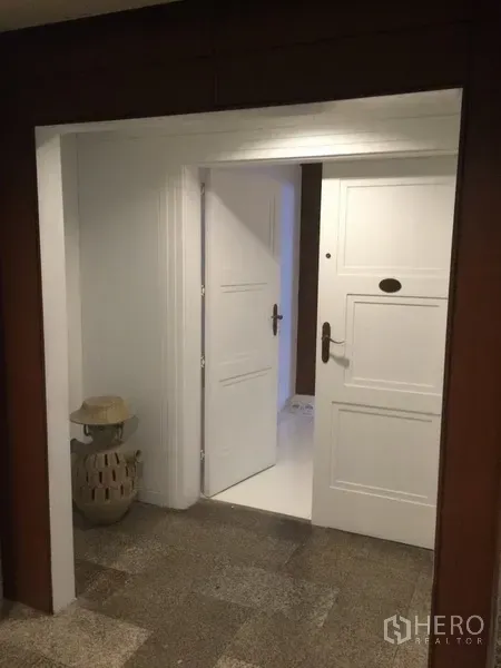 公寓 出租在Khlong Toei, Bangkok - 经典白色双开入户门，通往公寓套房。