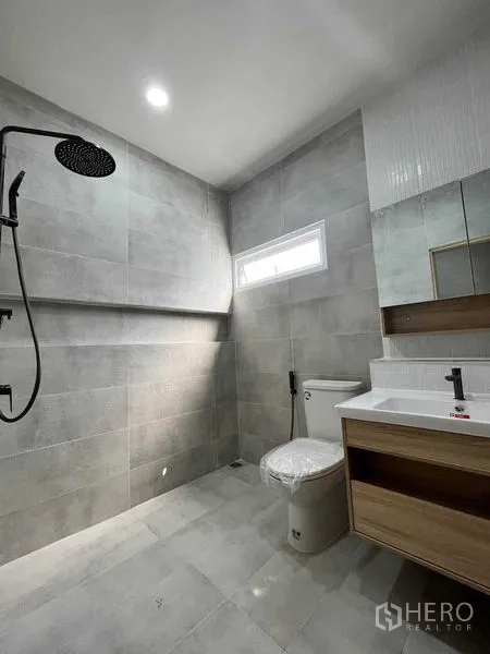 ทาวน์เฮาส์ ขายในPhra Khanong, Bangkok - ห้องน้ำโทนเทาโมเดิร์น มีฝักบัวเรนชาวเวอร์ เคาน์เตอร์อ่าง และโถสุขภัณฑ์