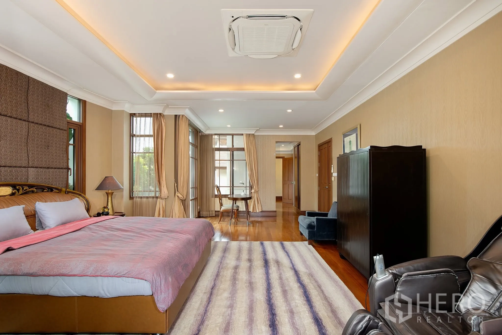 独栋房屋 for rent or sale in Watthana, Bangkok - 大卧室带跌级天花、嵌入式空调与小憩区。
