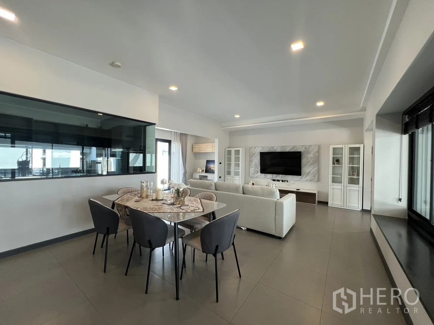 Detached House for rent in Bang Phli, Samut Prakan - Bright living area with TV feature wall adjacent to the dining space.