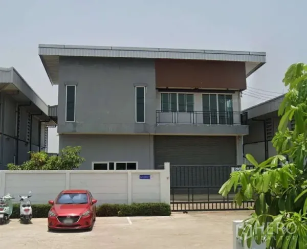 工厂 出租或出售在Ban Phaeo, Samut Sakhon - 两层迷你工厂，带办公室、阳台和大型卷帘门，前方为带门禁的停车区
