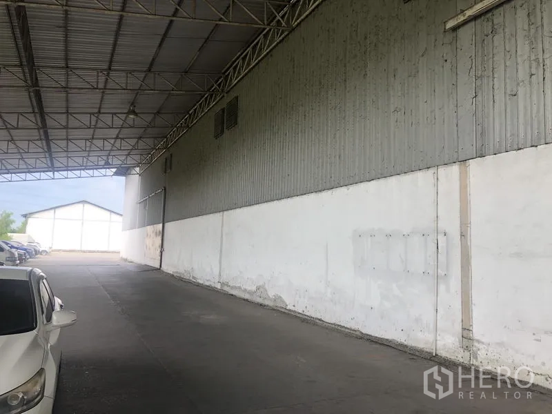 货栈 出租在Bang Pa-in, Phra Nakhon Si Ayutthaya - 沿仓库墙体的长遮雨棚，提供阴凉装卸与停车空间。