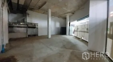 零售空间 出租在Khlong Toei, Bangkok - 空置商铺，混凝土地面、排风管道与大面积展示窗采光。