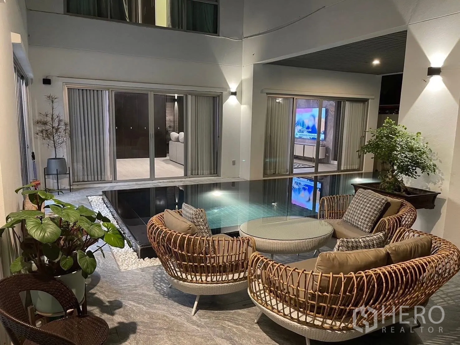 บ้าน ให้เช่าในSuan Luang, Bangkok - เฉลียงริมสระมีหลังคา ชุดนั่งหวาย บรรยากาศยามค่ำ