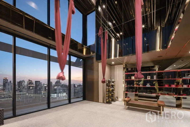 คอนโด ให้เช่าในWatthana, Bangkok - สตูดิโอโยคะเพดานสูงพร้อมผ้าแอเรียลและวิวสกายไลน์