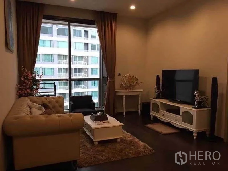 คอนโด ให้เช่าในWatthana, Bangkok - ห้องนั่งเล่นโซฟาทูฟต์ โต๊ะกลาง ตู้วางทีวี และประตูกระจกบานเลื่อน