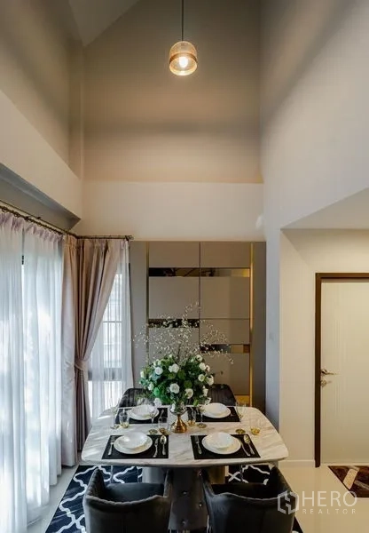 บ้าน ขายในLam Luk Ka, Pathum Thani - มุมรับประทานอาหารเพดานสูง โต๊ะหินอ่อน