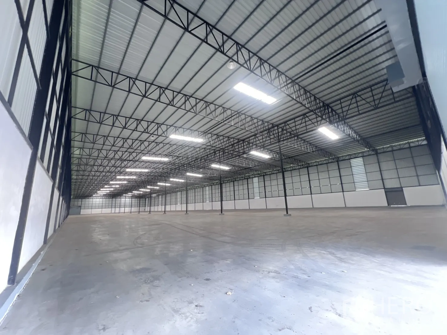 Warehouse for rent in Mueang Samut Sakhon, Samut Sakhon - Wide interior view highlighting column grid, lighting, and side vents.