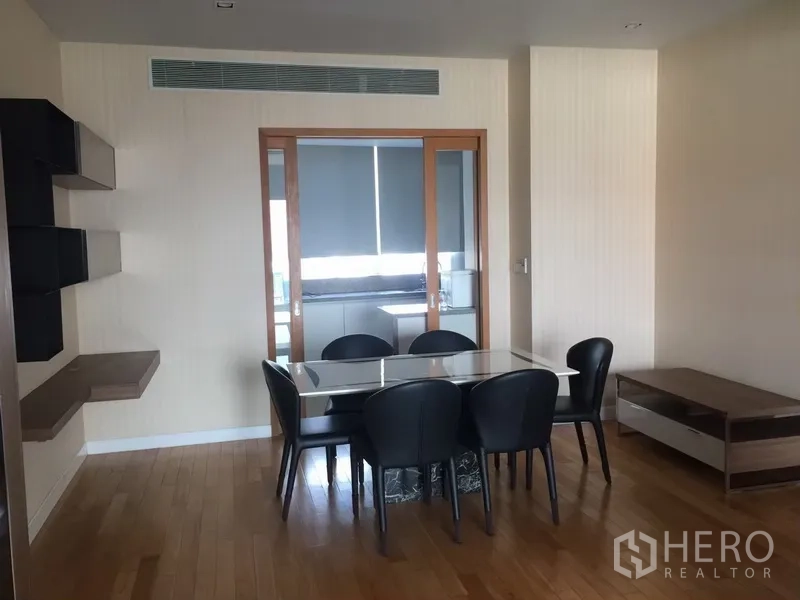 คอนโด ให้เช่าในKhlong Toei, Bangkok - มุมทานอาหาร โต๊ะกระจกหกที่นั่ง ติดประตูบานเลื่อนไปครัว